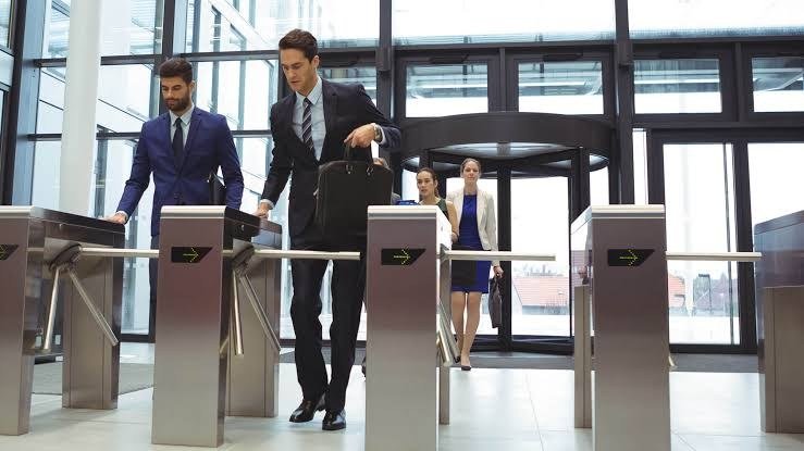 Controle de catracas corporativas em edifício comercial
